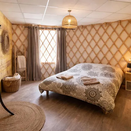 Yourte Spacieuse Avec Jacuzzi Privatif à - Api-1-52-1517 *