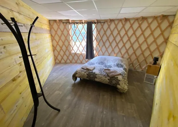 Camping Yourte Spacieuse Avec Jacuzzi Privatif A Jumieges - Api-1-52-1517 Jumièges